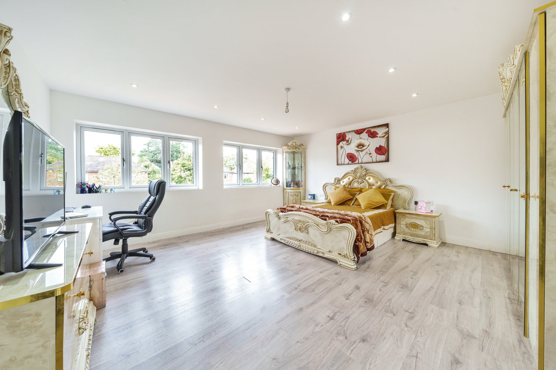 6 bed detached house for sale in Sutton Avenue, Langley  - Property Image 9