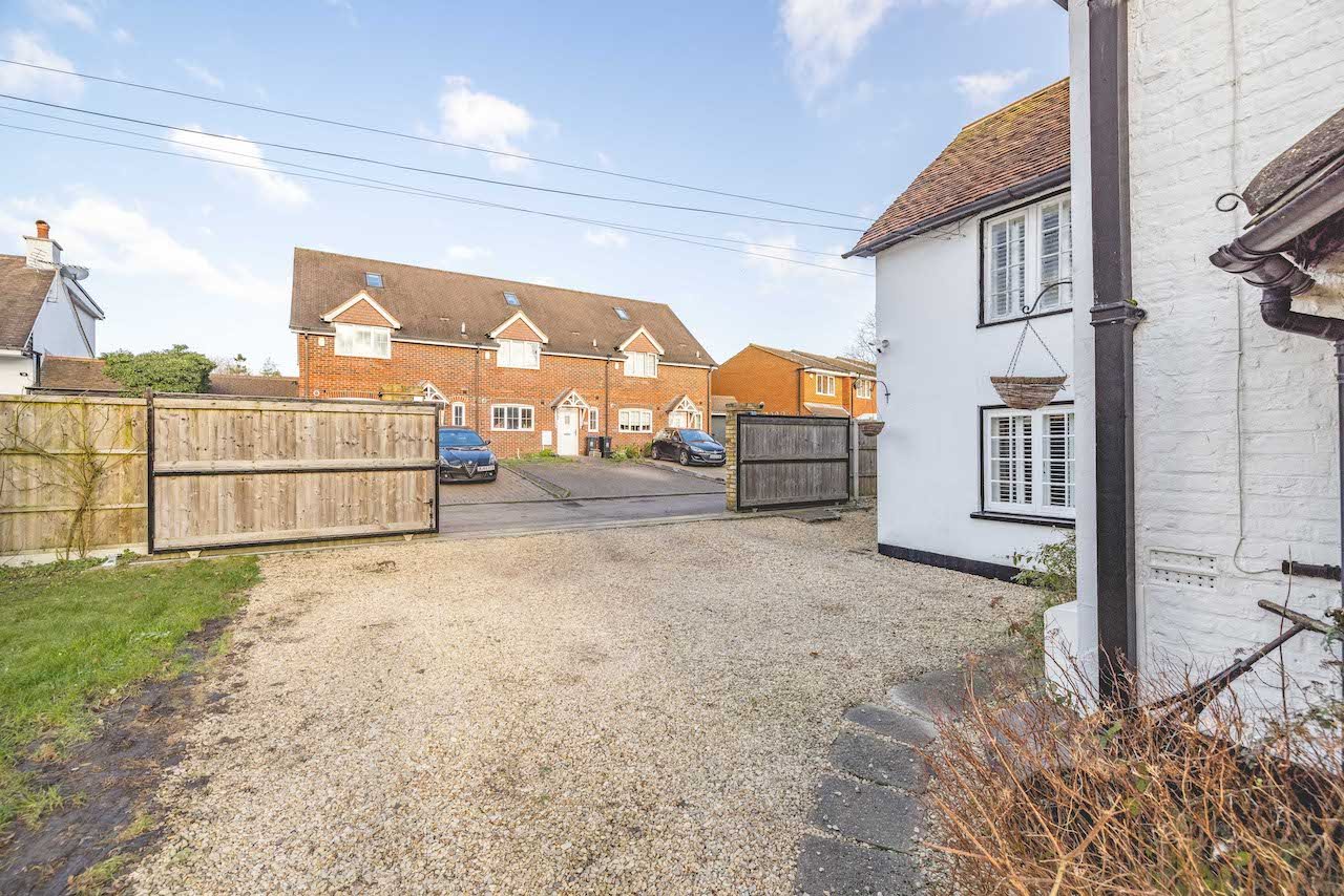 3 bed semi-detached house for sale in Church Walk, Burnham  - Property Image 20