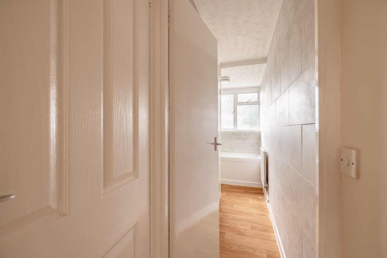3 bed flat for sale in Hornbill Close, Uxbridge  - Property Image 9