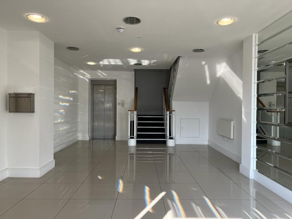 Studio flat to rent in Station Road, Gerrards Cross  - Property Image 2