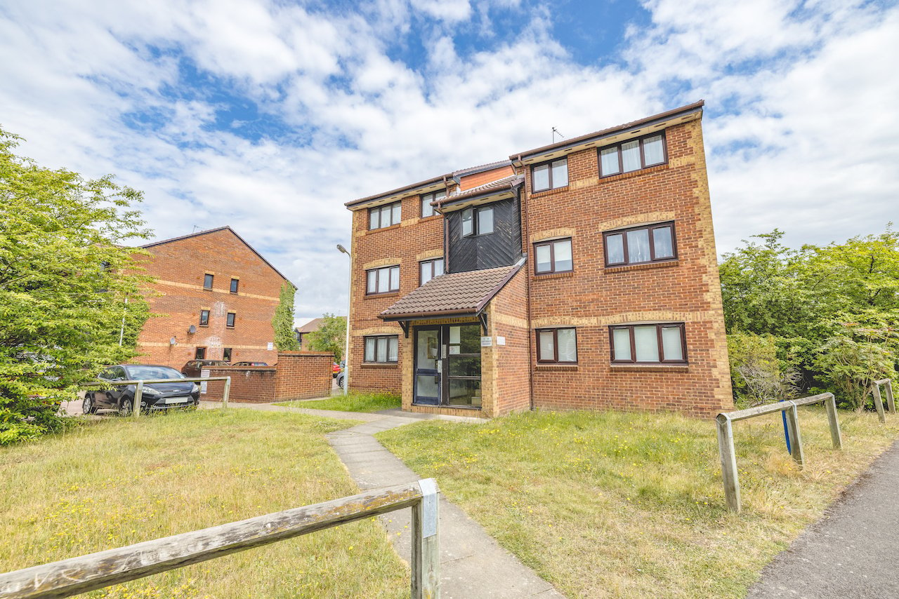 2 bed flat for sale in Hawthorne Crescent, West Drayton - Property Image 1