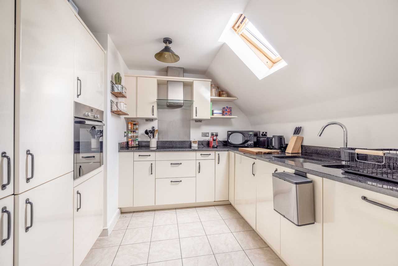 2 bed flat for sale in The Old Orchard, Iver  - Property Image 3