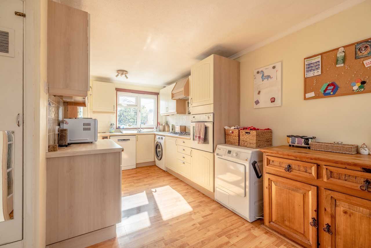 3 bed end of terrace house for sale in Dutton Way, Iver  - Property Image 3