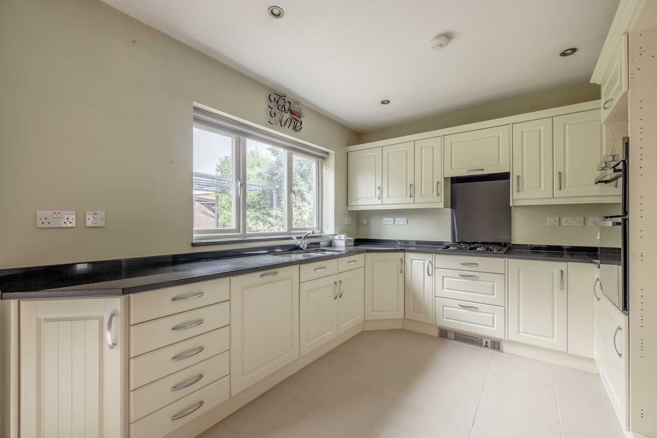 3 bed semi-detached house for sale in The Close, Iver  - Property Image 3