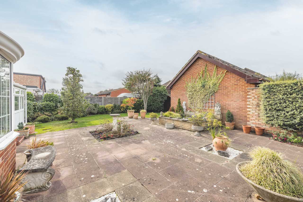 3 bed bungalow for sale in Straight Road, Old Windsor  - Property Image 9