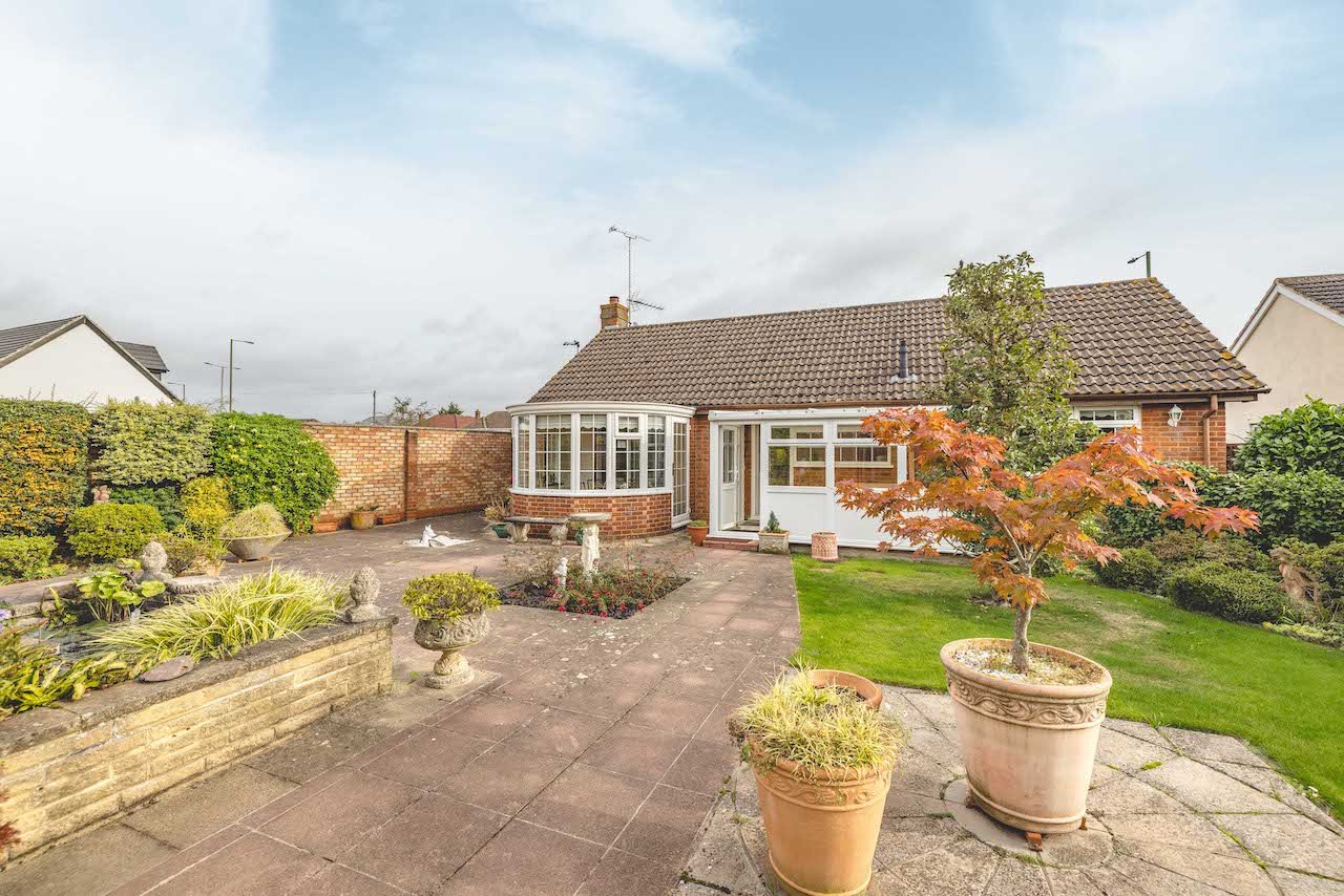 3 bed bungalow for sale in Straight Road, Old Windsor  - Property Image 2