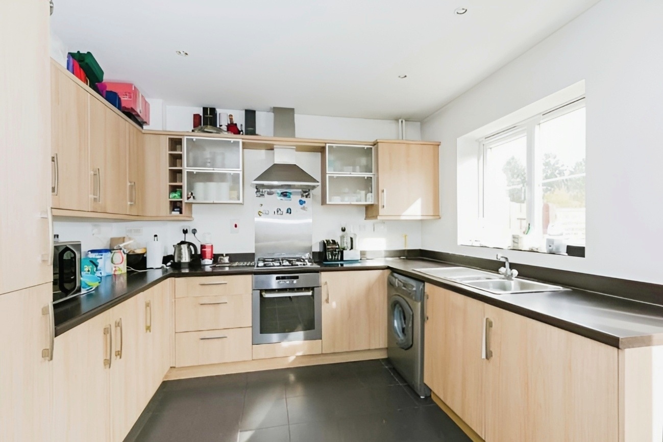 3 bed end of terrace house for sale in Franklins, Maple Cross  - Property Image 3