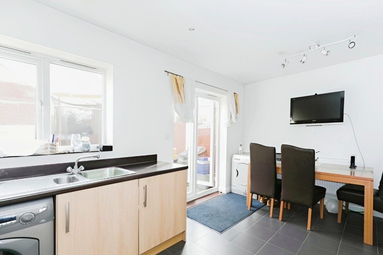 3 bed end of terrace house for sale in Franklins, Maple Cross  - Property Image 5