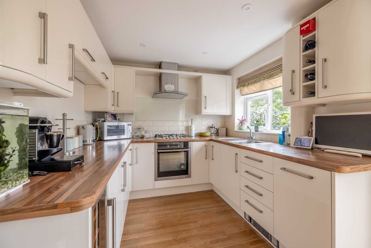 3 bed town house for sale in Copse Wood, Iver Heath  - Property Image 3