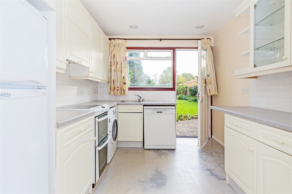 4 bed semi-detached house for sale in Bathurst Walk, Richings Park  - Property Image 3