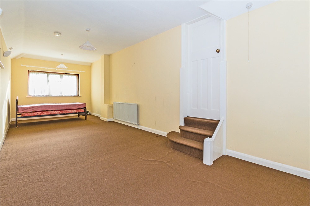4 bed semi-detached house for sale in Bathurst Walk, Richings Park  - Property Image 5