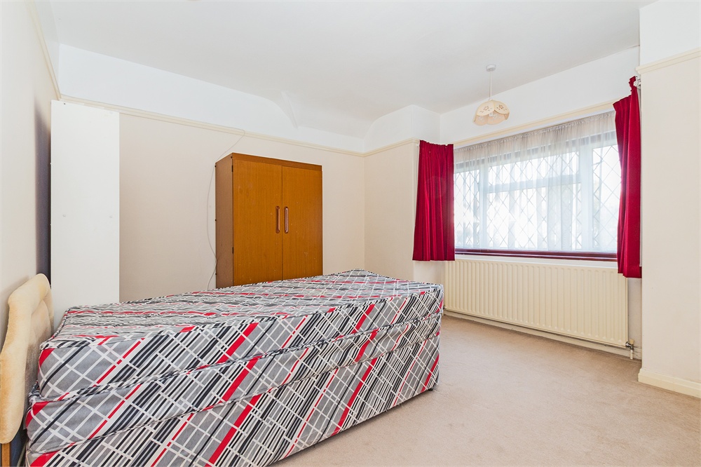4 bed semi-detached house for sale in Bathurst Walk, Richings Park  - Property Image 6