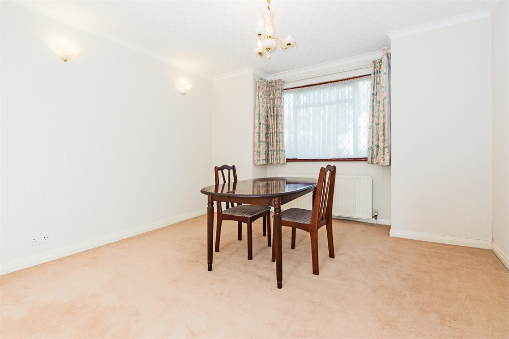4 bed semi-detached house for sale in Bathurst Walk, Richings Park  - Property Image 11
