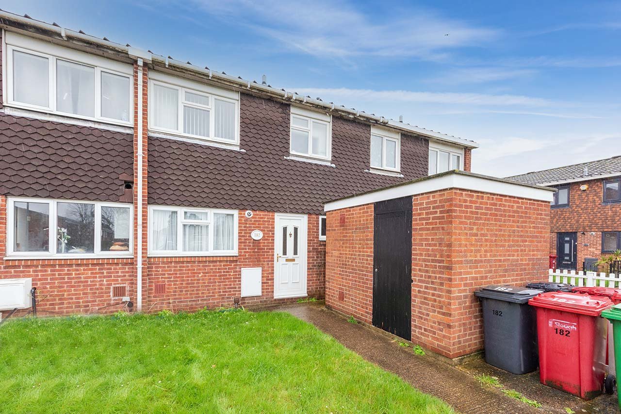 3 bed terraced house for sale in Grampian Way, Langley - Property Image 1