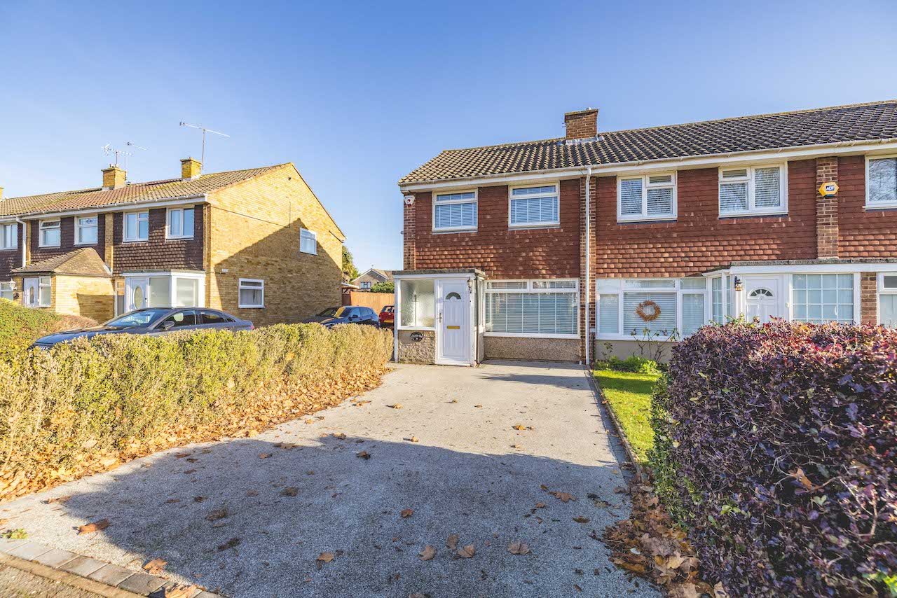 3 bed end of terrace house for sale in Windrush Avenue, Langley  - Property Image 1