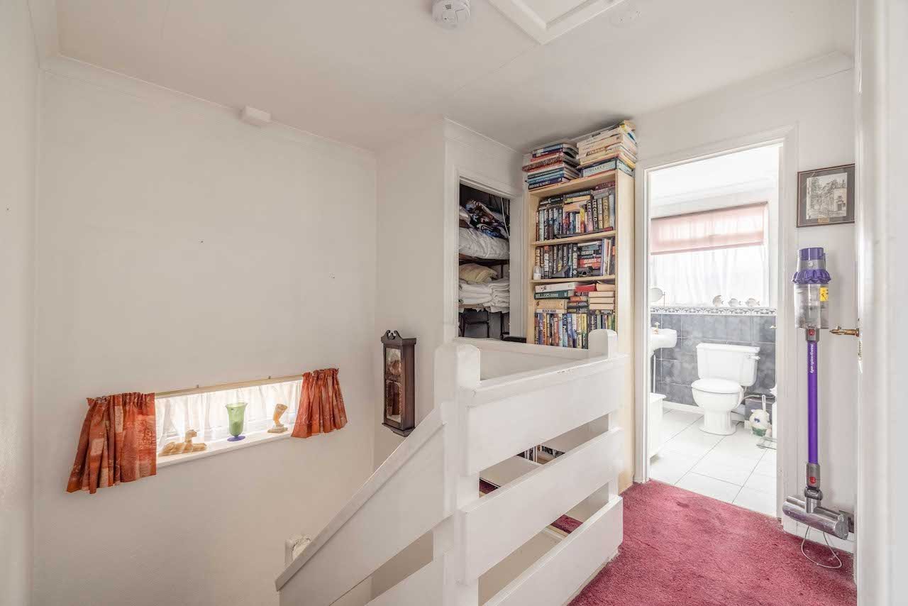 3 bed semi-detached house for sale in Fairway Avenue, West Drayton  - Property Image 14