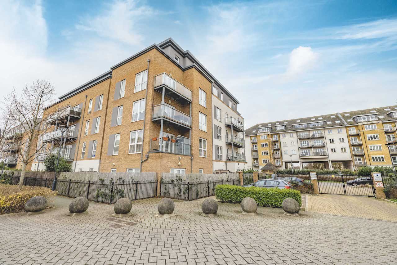 3 bed flat for sale in Wintergreen Boulevard, West Drayton  - Property Image 1