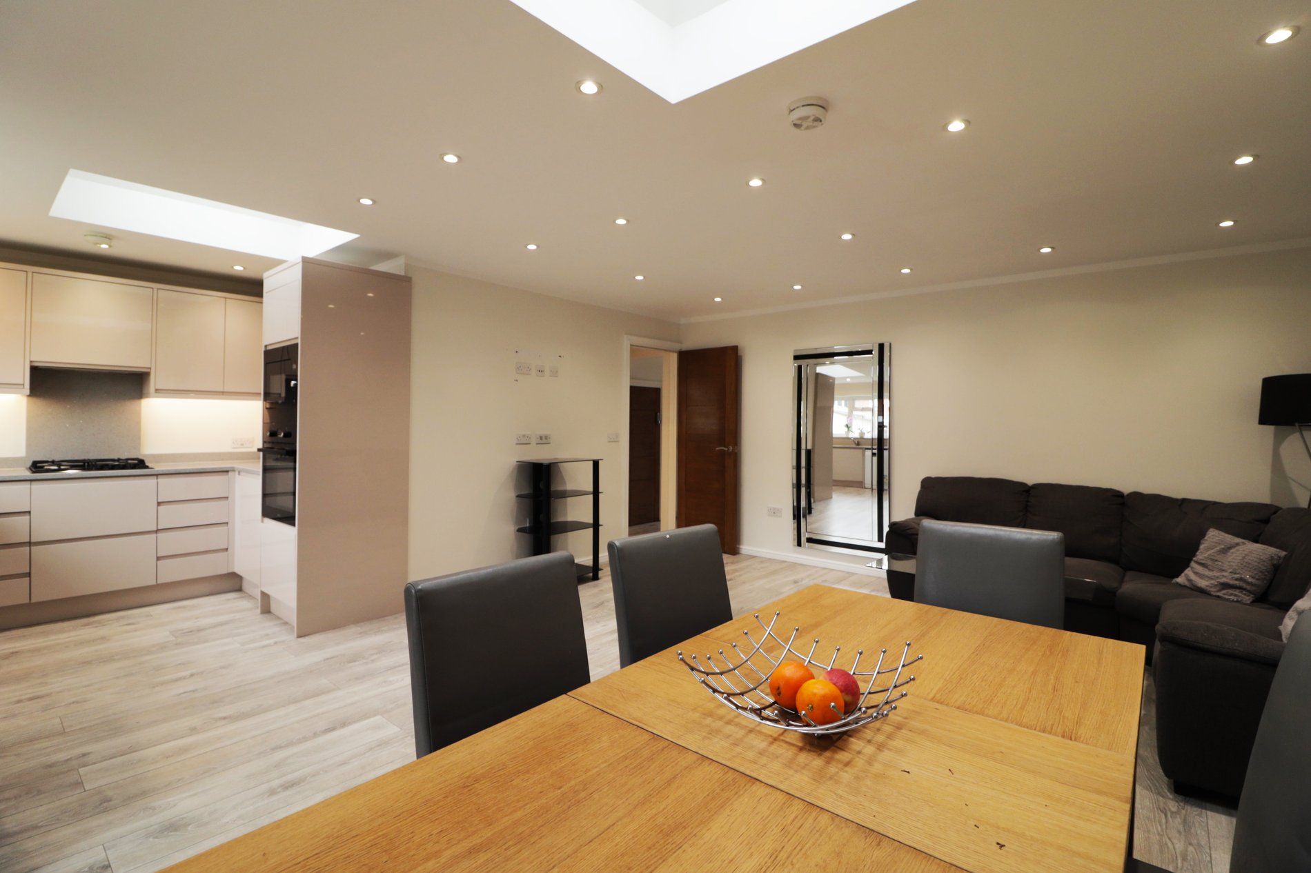 4 bed end of terrace house for sale in Acacia Avenue, West Drayton  - Property Image 4
