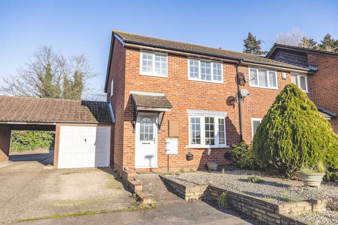 3 bed end of terrace house for sale in Dunster Gardens, Cippenham - Property Image 1