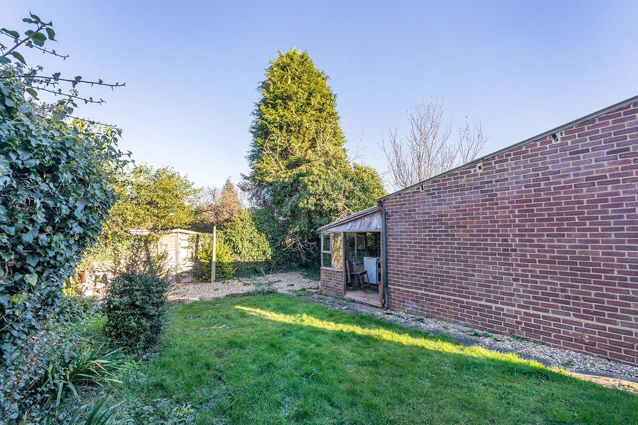 3 bed bungalow for sale in Highway Avenue, Maidenhead  - Property Image 11