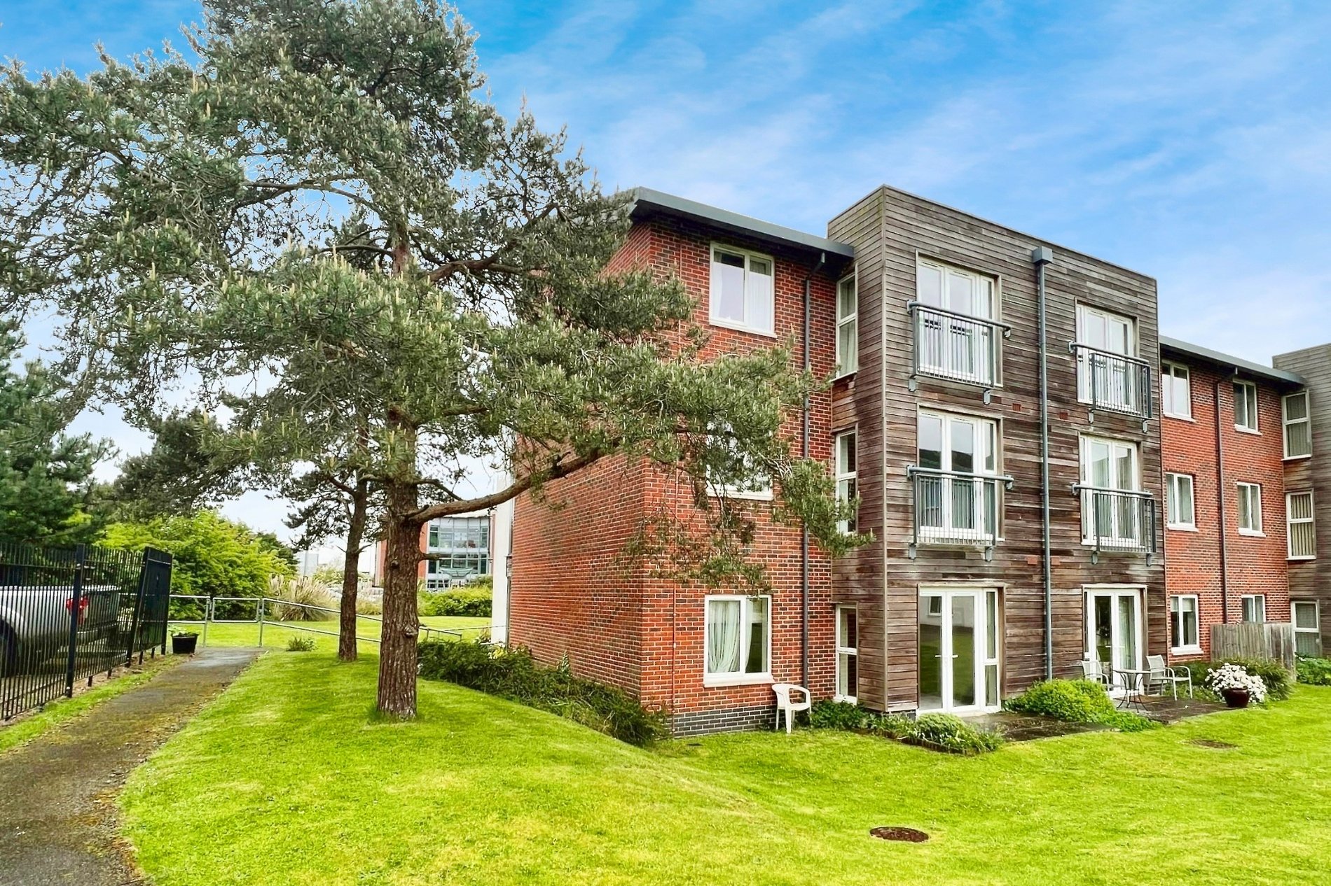 1 bed for sale in Forest Close, Wexham - Property Image 1