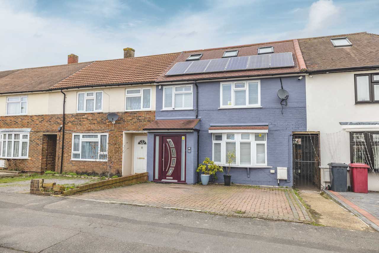 4 bed terraced house for sale in Long Furlong Drive, Slough - Property Image 1