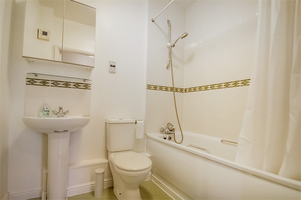 1 bed flat for sale in Caledonian Court, Northolt  - Property Image 5