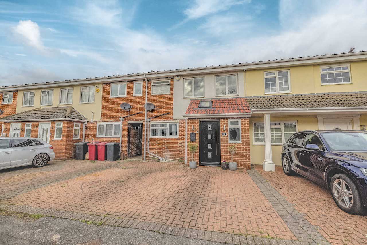 3 bed terraced house for sale in Grasmere Avenue, Slough - Property Image 1