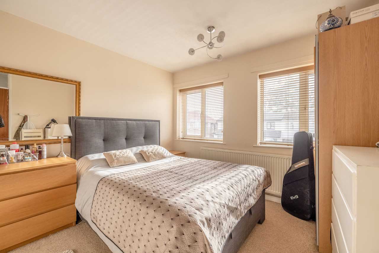 3 bed terraced house for sale in Grasmere Avenue, Slough  - Property Image 3