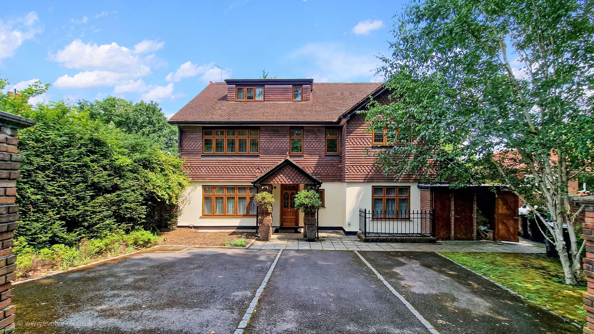 3 bed flat for sale in Woodlands Close, Gerrards Cross  - Property Image 1