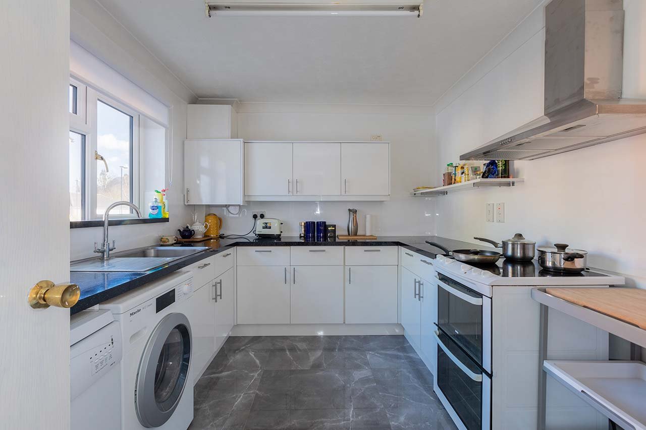 3 bed end of terrace house for sale in St Michaels Court, Burnham  - Property Image 3