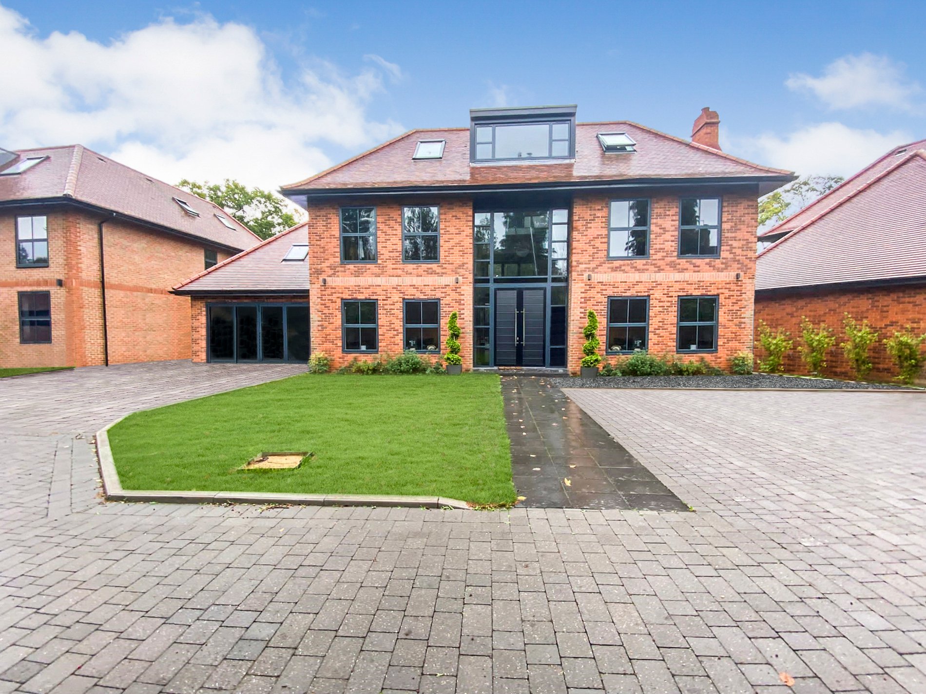 6 bed detached house to rent in Pinewood Close, Iver - Property Image 1