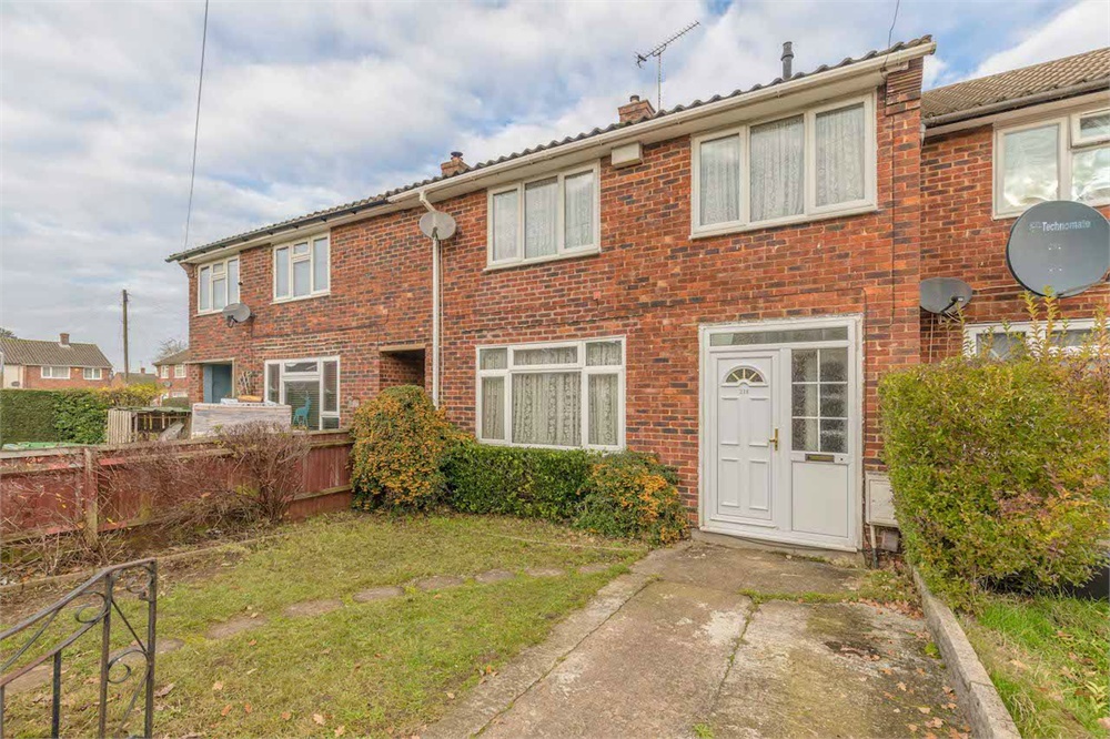3 bed terraced house for sale in Long Furlong Drive, Slough  - Property Image 1