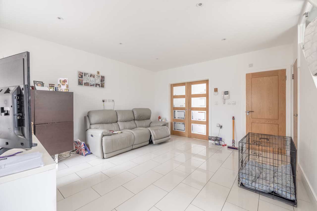 3 bed end of terrace house for sale in Sutton Lane, Langley  - Property Image 2