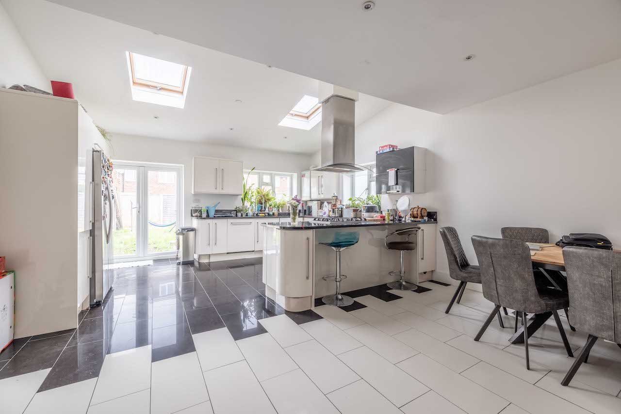 3 bed end of terrace house for sale in Sutton Lane, Langley  - Property Image 3