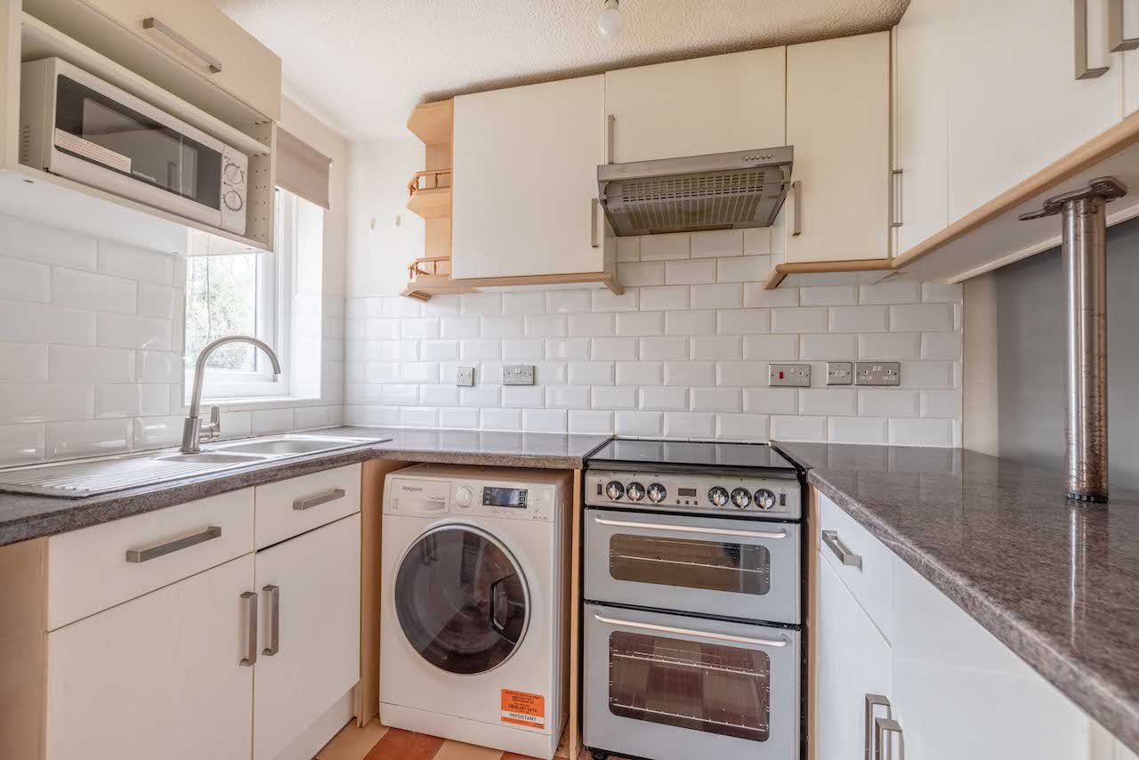 1 bed terraced house for sale in Albany Park, Colnbrook  - Property Image 3