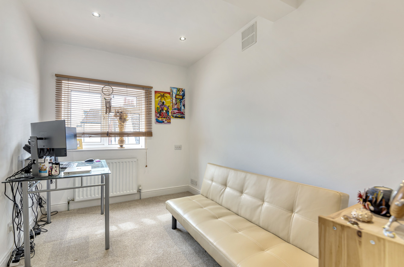 2 bed flat for sale in Station Road, Gerrards Cross  - Property Image 4