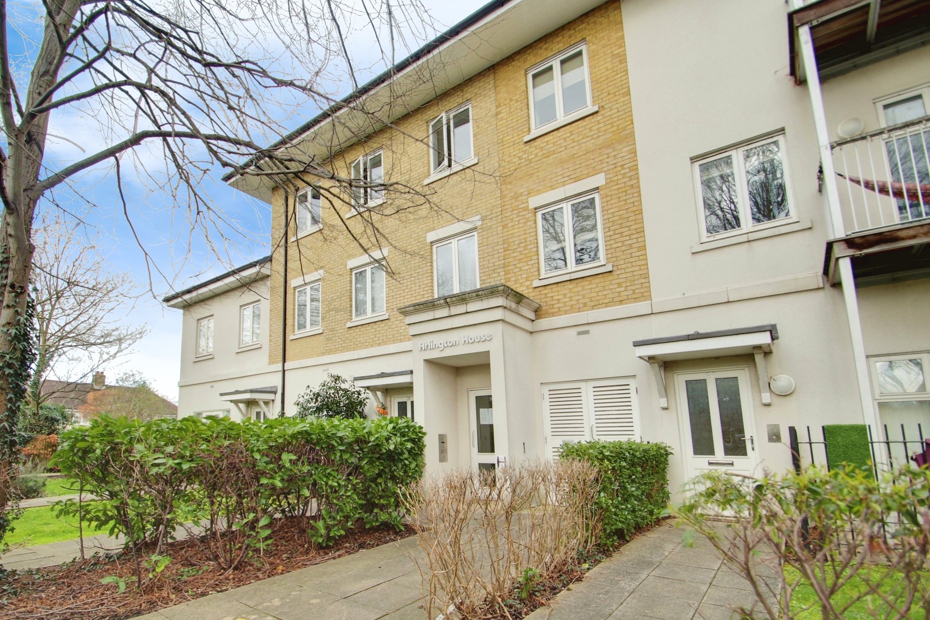 2 bed flat to rent in Park Lodge Avenue, West Drayton - Property Image 1