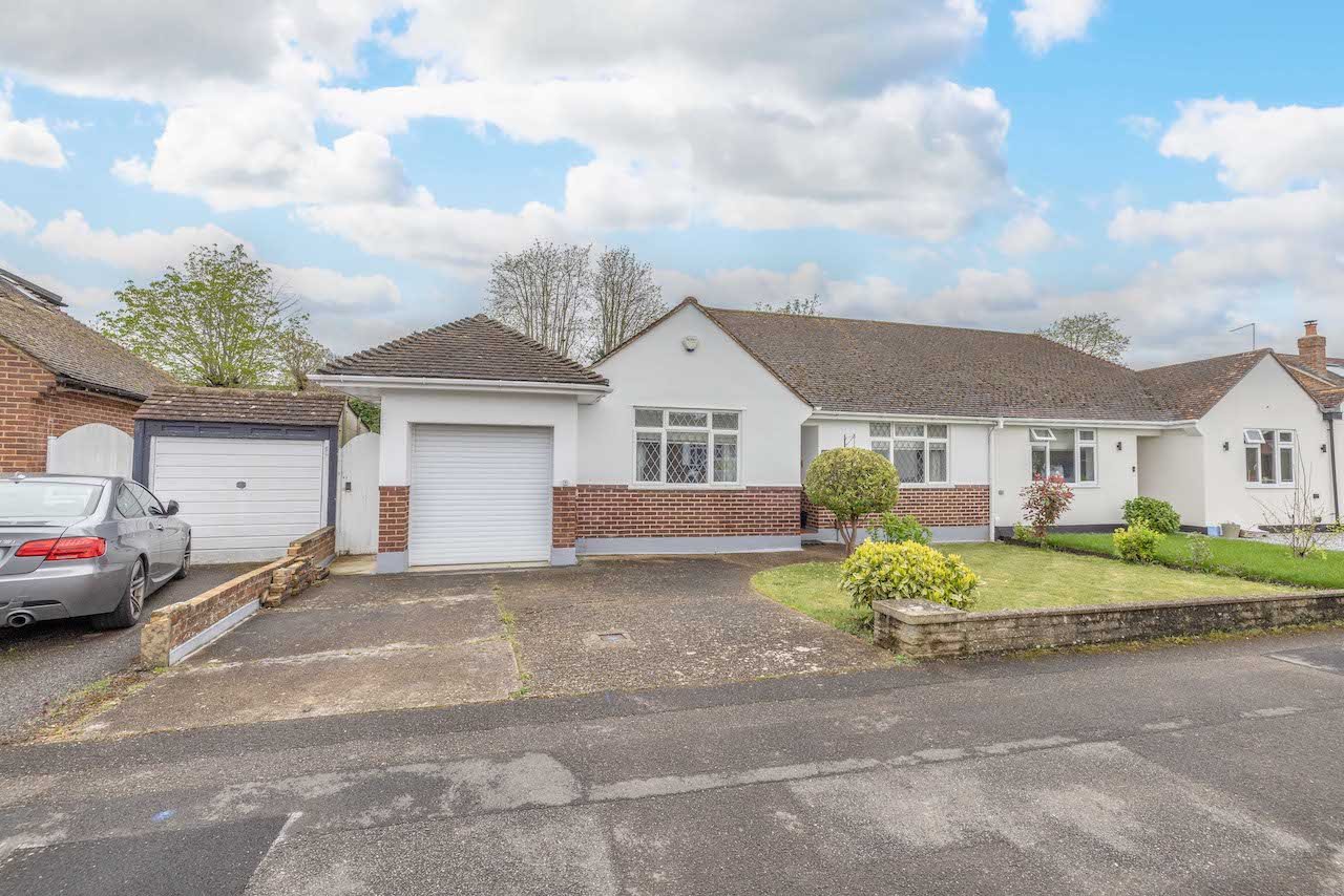 3 bed bungalow for sale in Ray Lea Road, Maidenhead  - Property Image 1
