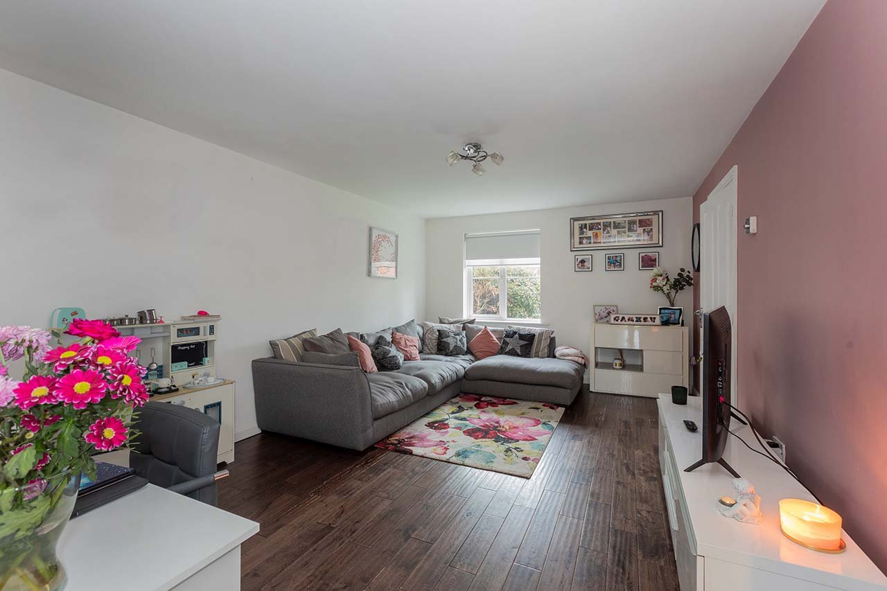 3 bed end of terrace house for sale in Bessemer Close, Langley  - Property Image 2