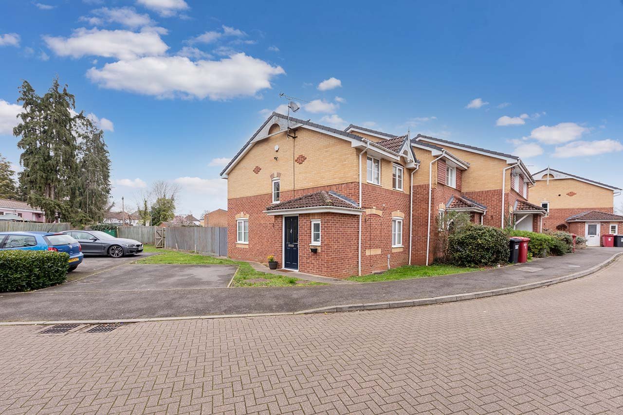 3 bed end of terrace house for sale in Bessemer Close, Langley  - Property Image 1