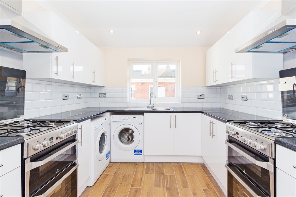 To rent in Martin Road, Slough  - Property Image 4