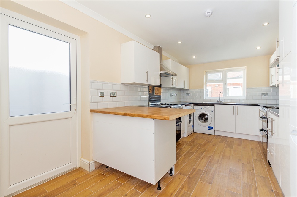 To rent in Martin Road, Slough  - Property Image 5