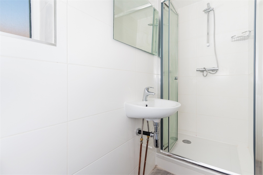 To rent in Martin Road, Slough  - Property Image 3