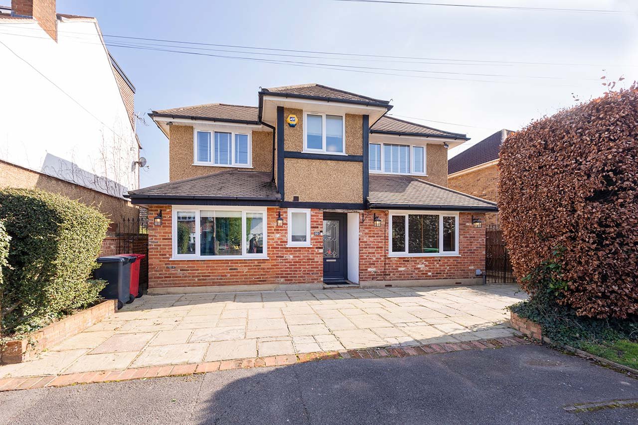 5 bed detached house for sale in Middlegreen Road, Langley  - Property Image 1