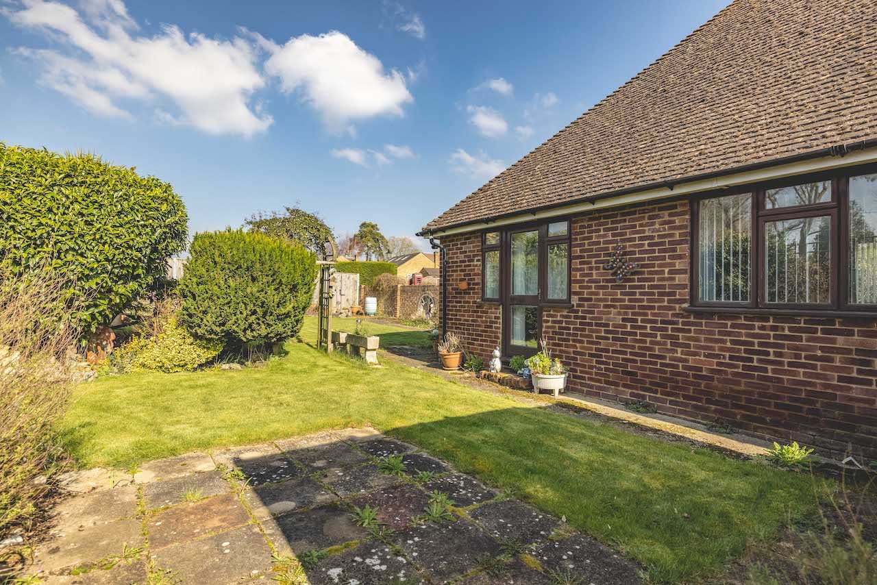 3 bed detached bungalow for sale in Post Meadow, Iver  - Property Image 11