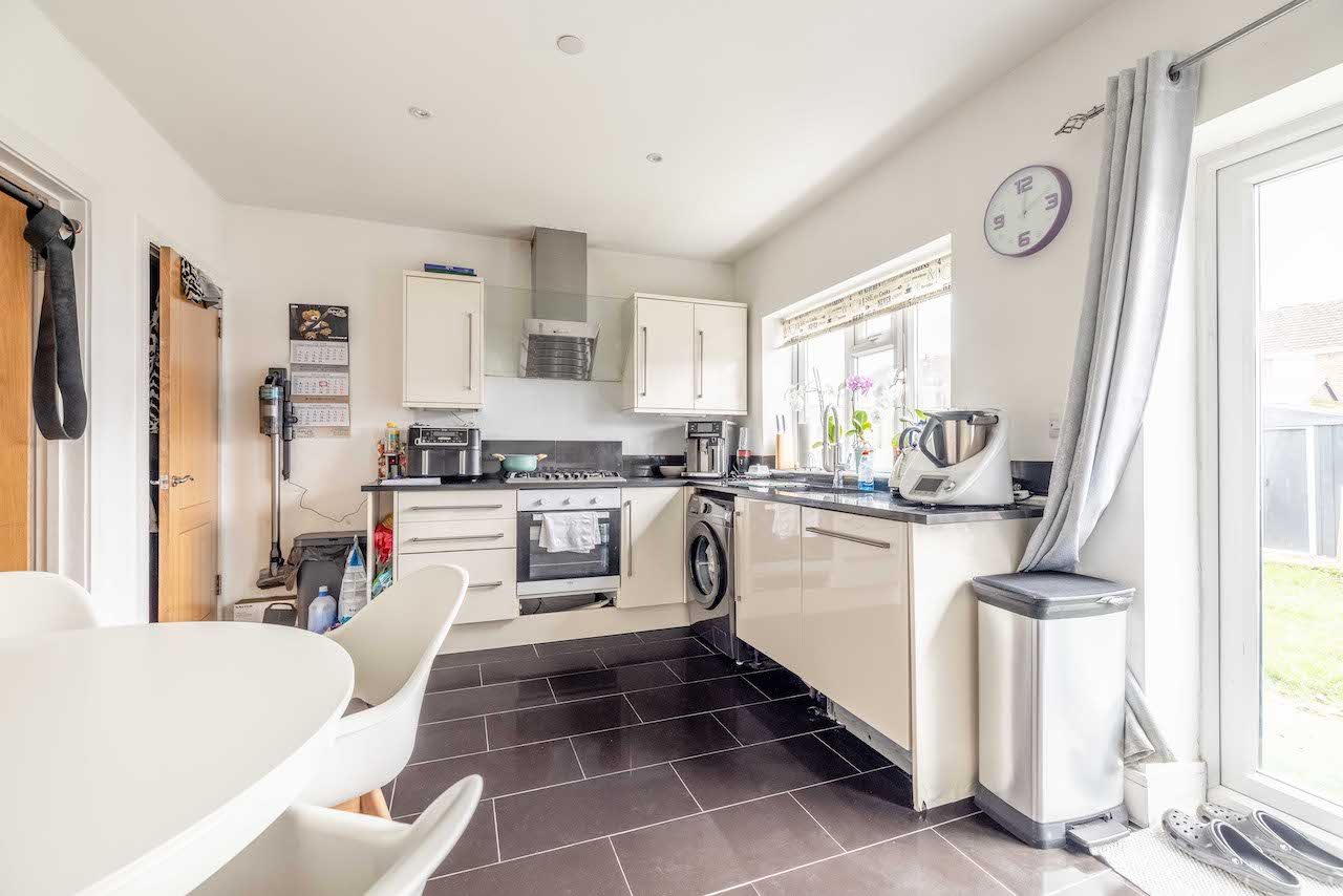 3 bed town house for sale in Sutton Lane, Langley  - Property Image 3