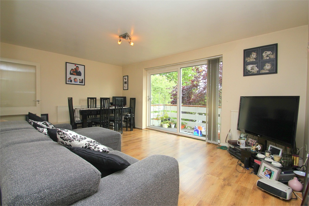 2 bed flat to rent in Laburnum Grove, Langley  - Property Image 3