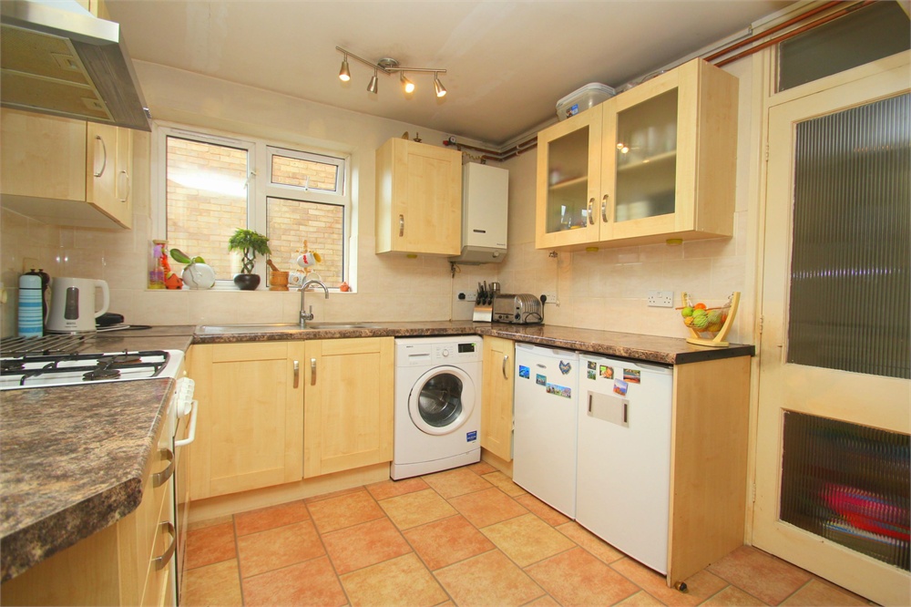 2 bed flat to rent in Laburnum Grove, Langley  - Property Image 5