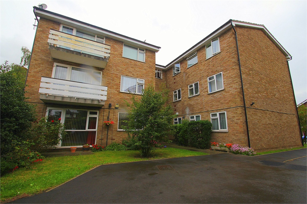2 bed flat to rent in Laburnum Grove, Langley  - Property Image 1